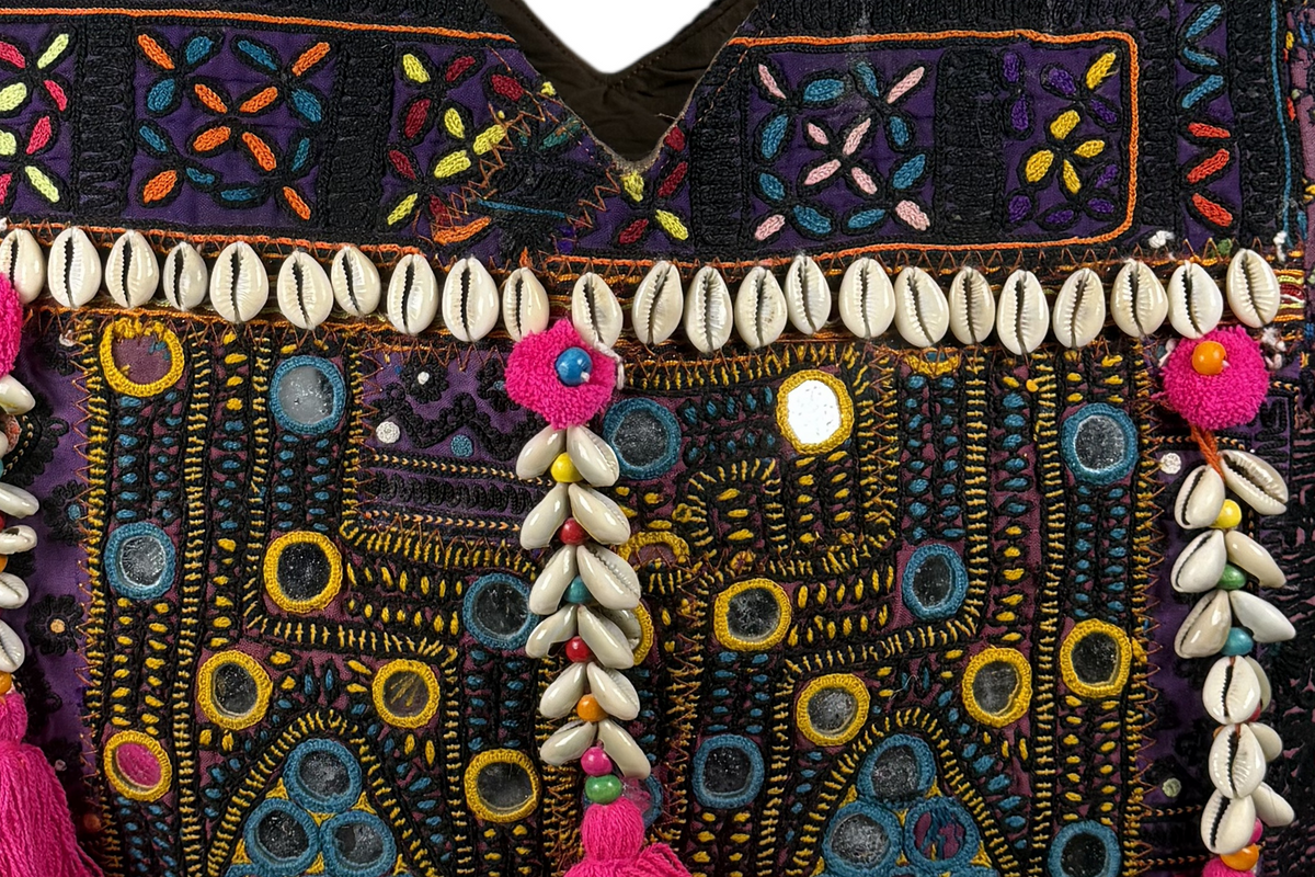 Shell Tassel Handcrafted Tote Bag — Ebony Tapestry