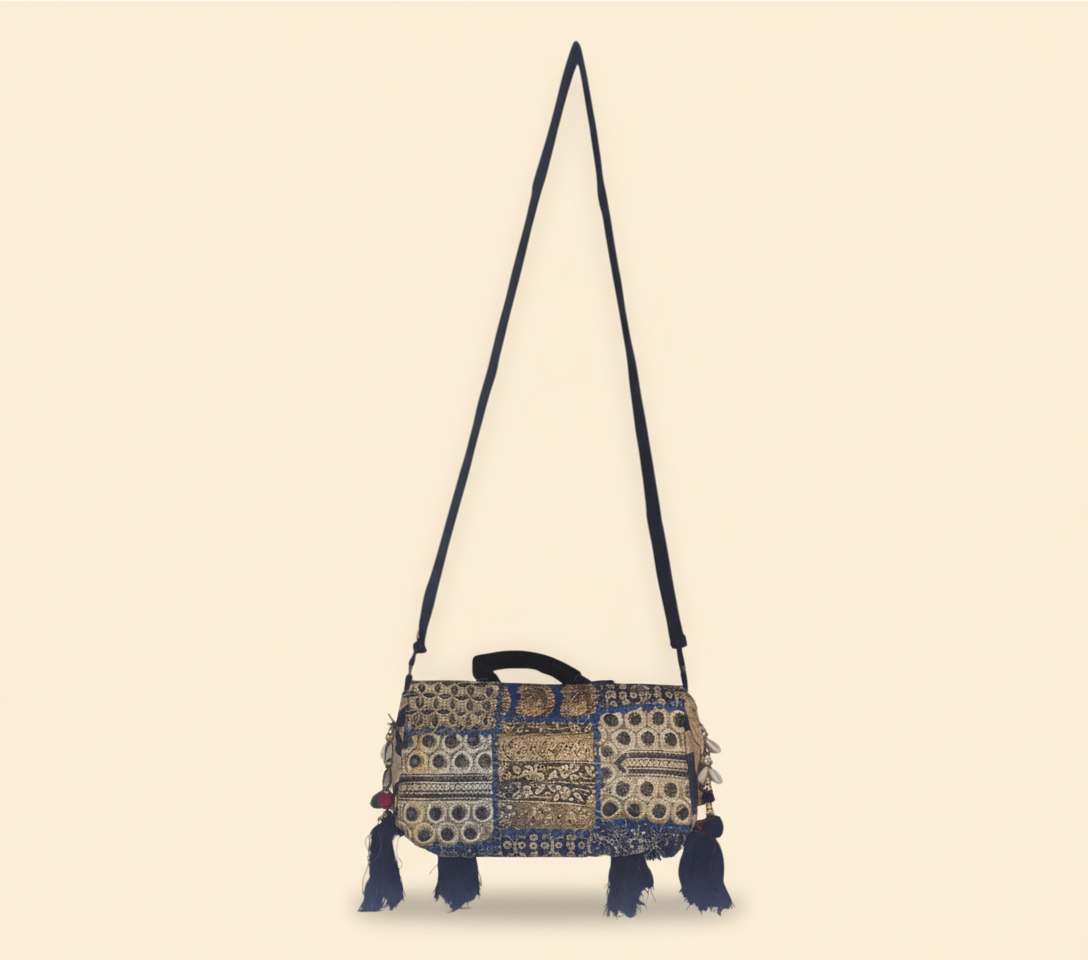 Shell Tassel Neel Leher crossbody bag isometric angle