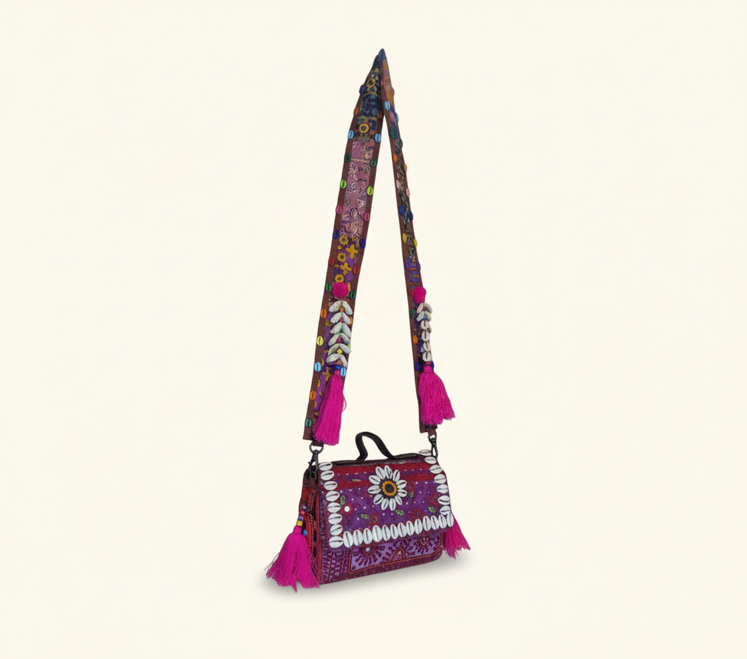 Shell Tassel Gulabi Aag crossbody bag isometric angle