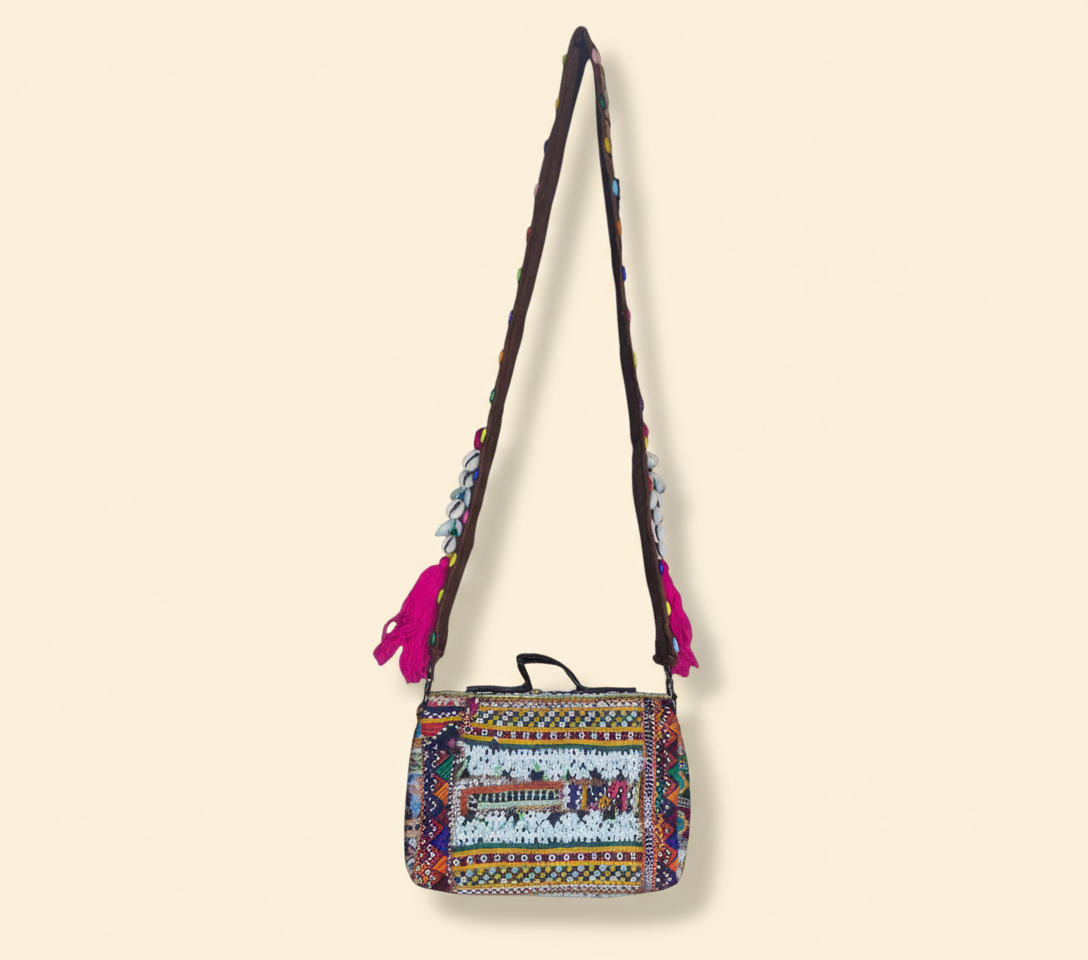 Shell Tassel Chitra crossbody bag isometric angle