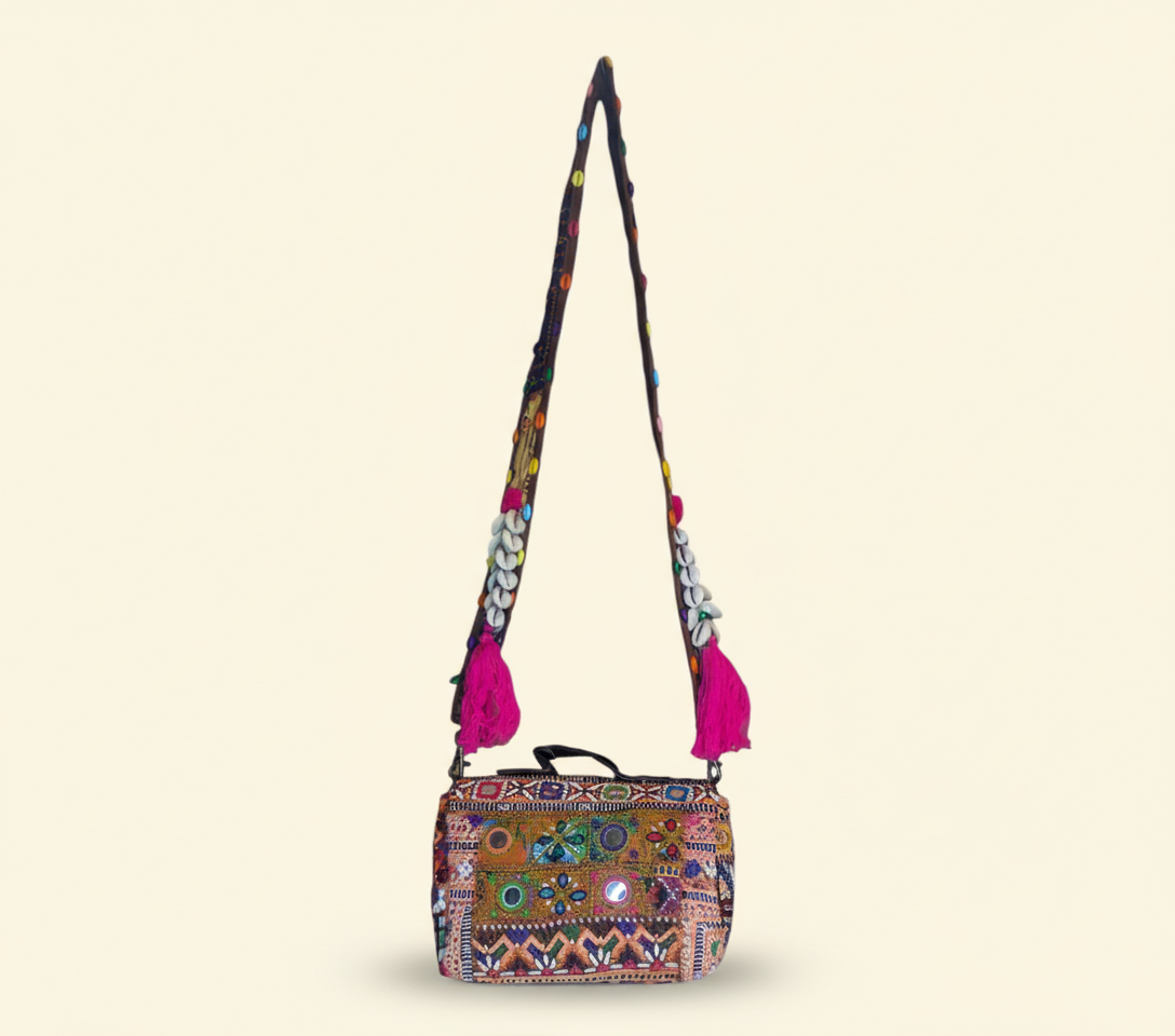 Shell Tassel Gudri crossbody bag isometric angle
