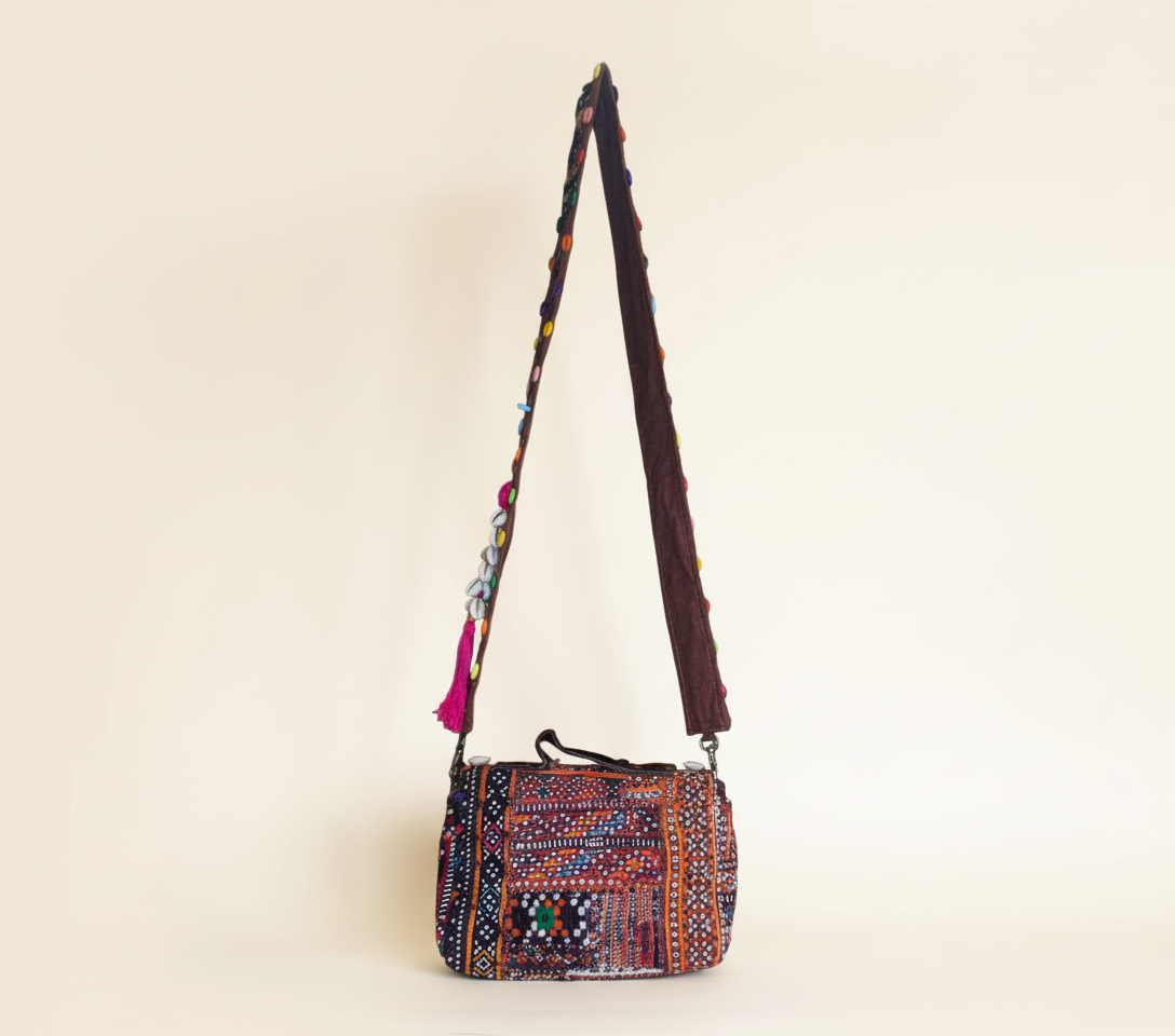 Shell Tassel Dhamaal crossbody bag isometric angle