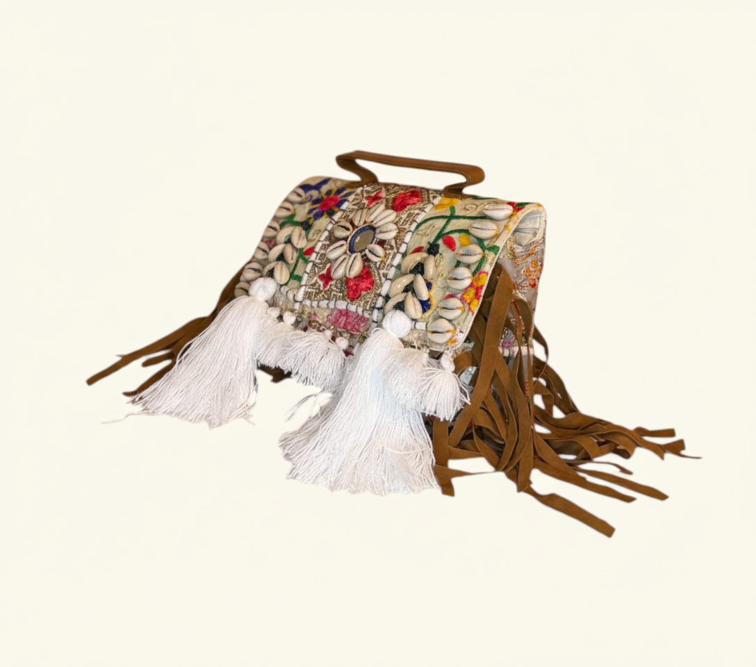 Shell Tassel Shubhra crossbody bag isometric angle