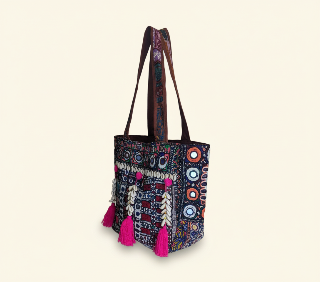 Shell Tassel Ruby Tapestry tote bag isometric angle